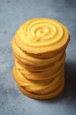 Taş bir masada tereyağlı kurabiye..