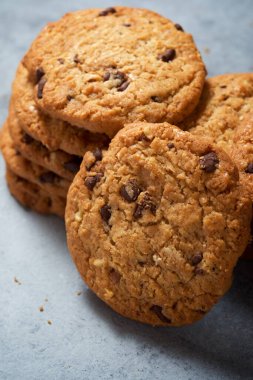 Taş bir masada çikolatalı kurabiyeler.