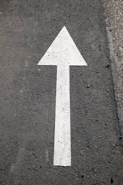 Zeminde tek ok yön işareti.