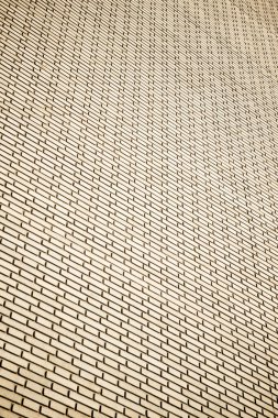 Büyük tuğla bir duvarın alt manzarası.