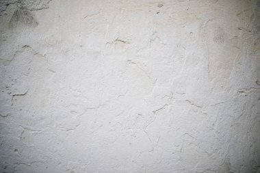 Eski bir duvarın önü.