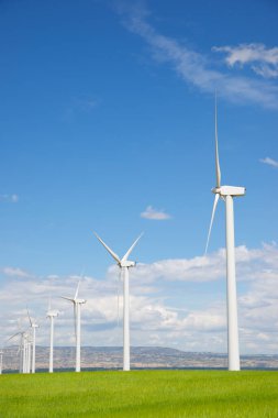 Elektrik üretimi için yel değirmenleri, Zaragoza Eyaleti, İspanya Aragon.