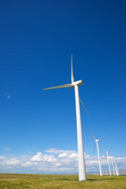 Elektrik üretimi için yel değirmenleri, Zaragoza Eyaleti, İspanya Aragon.