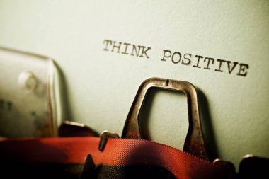 Daktiloyla yazılmış olumlu metni düşün..