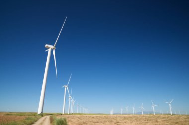 Elektrik üretimi için yel değirmenleri, Zaragoza Eyaleti, İspanya Aragon.