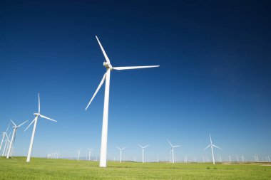 Elektrik üretimi için yel değirmenleri, Zaragoza Eyaleti, İspanya Aragon.