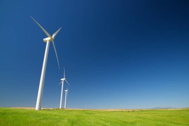 Elektrik üretimi için yel değirmenleri, Zaragoza Eyaleti, İspanya Aragon.