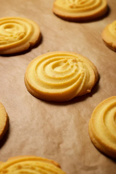 ベーキングペーパー上のバタークッキー — ストック写真