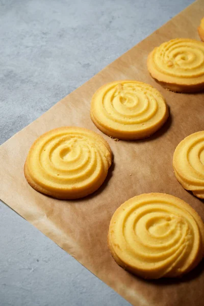 ベーキングペーパー上のバタークッキー — ストック写真