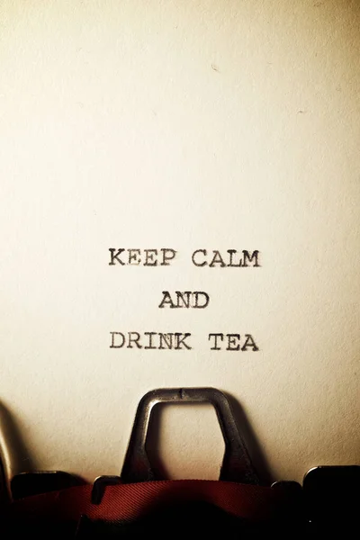 落ち着いてタイプライターで書かれたお茶のテキストを飲む — ストック写真