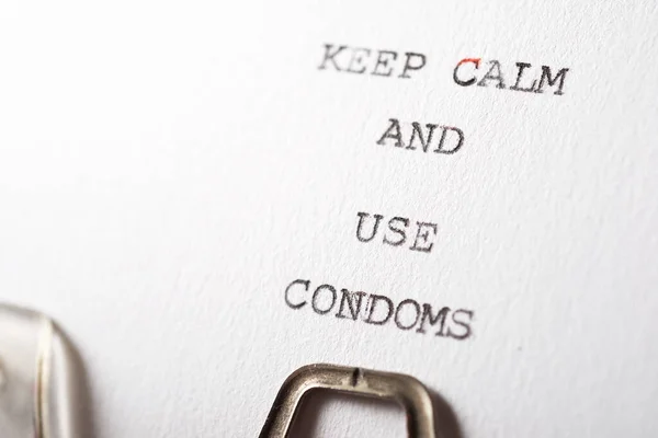 Blijf Kalm Gebruik Condooms Tekst Geschreven Met Een Typemachine — Stockfoto