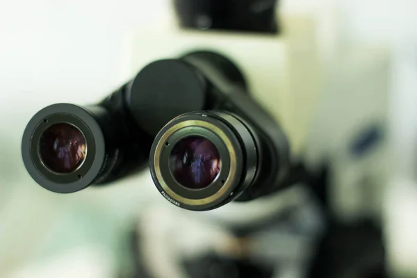Trabalhando com um microscópio — Fotografia de Stock