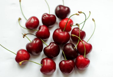 beyaz zemin üzerine kırmızı çilek, kiraz, tatlı kiraz, çilek