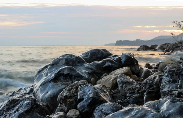 Sahilde, ıslak taşlar taş Yalı, siyah taşlar, siyah taş, deniz manzarası