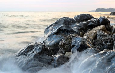 deniz manzarası, siyah ıslak taşlar, dalga deniz, sahil üzerinde taşlar