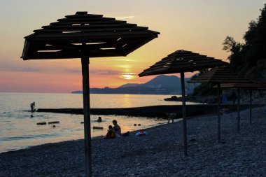 İki plaj şemsiyesi, sunset beach, akşam plaj, iki şemsiye üzerinde yapılan ahşap, plaj çadır, insanlar deniz kenarı