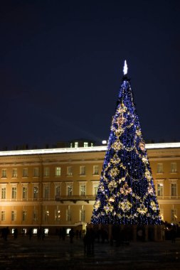 Saint-Petersburg cazibe, saray meydanında Noel ağacı, şehirde yılbaşı dekorasyonu, gece aydınlatma