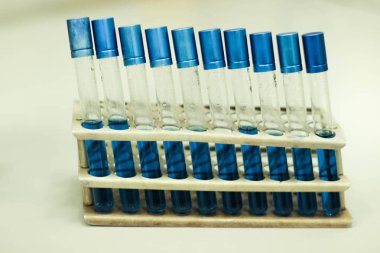 test tüpleri olan tripod, mavi test tüpleri, tıbbi laboratuar, test tüpleri raflar, laboratuvar testi, laboratuvar muayene, laboratuvar testleri, laboratuvar analizi, test laboratuvarı