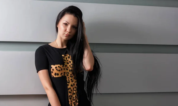Leopar ile siyah T-shirt bir genç esmer kız portresi çapraz
