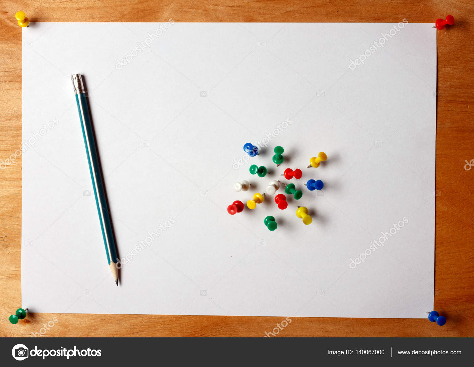 Il normale foglio A4 di carta attaccato puntina da disegno per una Il normale foglio A4 di carta attaccato puntina da disegno per una tavola di legno Sulla carta ¨ una matita e bottoni colorati — Foto di iproname