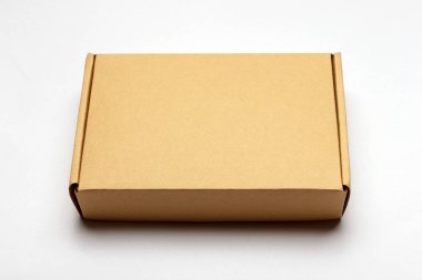 Beyaz izole kapalı karton kutu