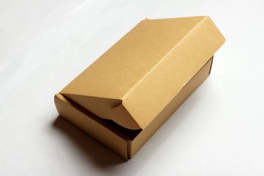 Beyaz izole karton kutu açıldı