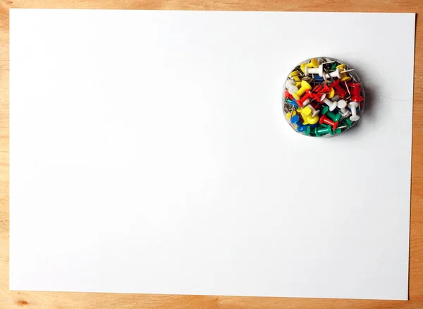 Papier- en thumbtacks. Een vel gekoppeld aan houten plank — Stockfoto