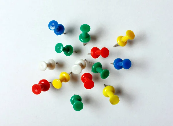 Vele gekleurde thumbtacks vast te zitten in een wit vel — Stockfoto