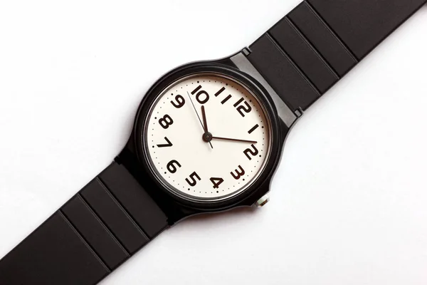 Relógio de pulso clássico analógico preto e branco no fundo — Fotografia de Stock