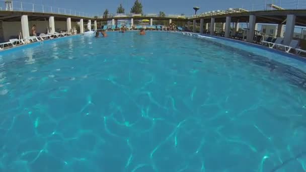 Genichesk, Ucraina - 30 august 2017: Hotel pool — Videoclip de stoc