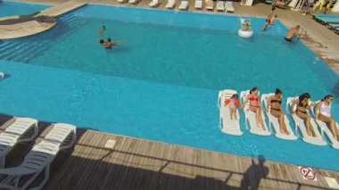 Genichesk, Ukrayna - 30 Ağustos 2017: Otel havuz partisi. Kızlar bir şezlong üzerinde