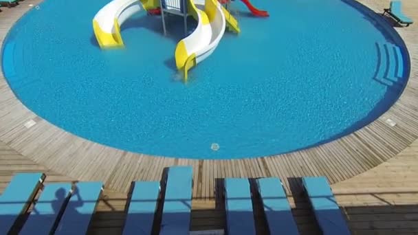 Genichesk, Ucrania 30 de agosto de 2017: Aquapark con toboganes para niños — Vídeos de Stock