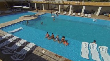 Genichesk, Ukrayna - 30 Ağustos 2017: Otel havuz partisi. Kızlar bir photoshoot var