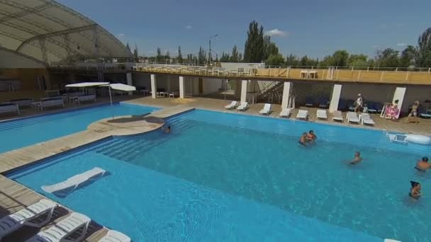 Genichesk, Ucraina - 30 agosto 2017: Piscina dell'hotel. Vista dall'alto . — Video Stock