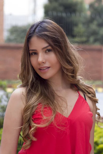 Retrato de mujer hermosa en vestido rosa —  Fotos de Stock