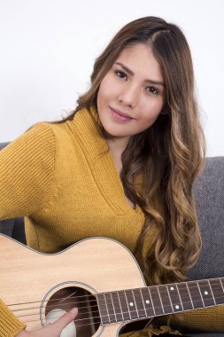 güzel kadın gitar çalmak