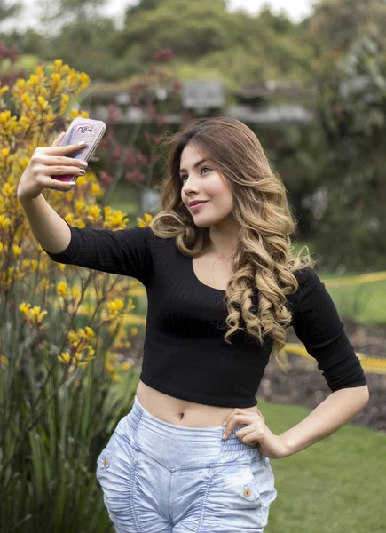 Κάνοντας μια selfie γυναίκα — Φωτογραφία Αρχείου