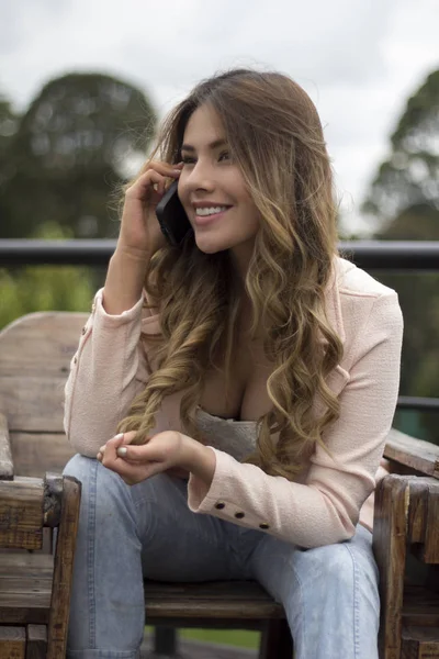 Mujer sonriente hablando por teléfono celular — Foto de Stock