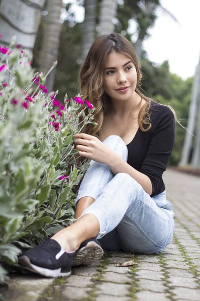 Çiçek arkasında güzel bir kızın portresi — Stok fotoğraf