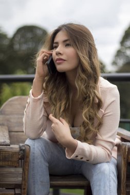 Ciddi kadın cep telefonu ile söz