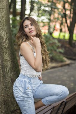 kadın bir ağaca yaslanmış