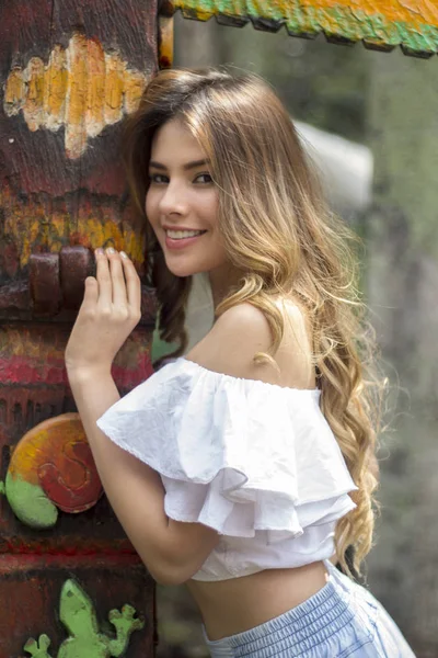 Menina posando em um dia ensolarado — Fotografia de Stock