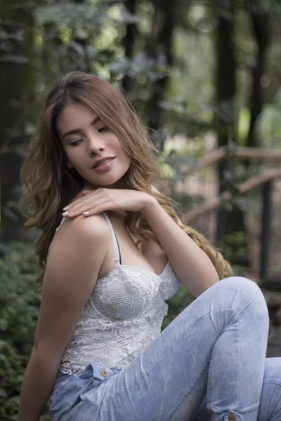 Giovane donna rilassante su un parco — Foto Stock