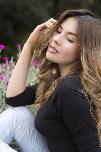 Retrato exterior de una mujer rubia —  Fotos de Stock