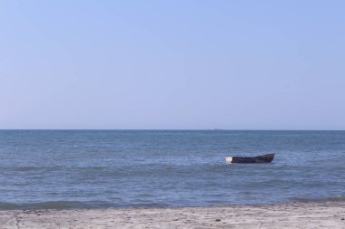 Denizde küçük tekne