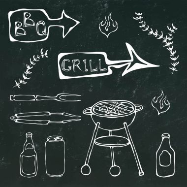Barbekü araçları: Barbekü çatalı, maşa, ızgara et, ateş, bira şişesi, Can, ketçap, otlar ile. Bir siyah kara tahta arka plan üzerinde izole. Gerçekçi Doodle karikatür elle çizilmiş kroki vektör çizim.