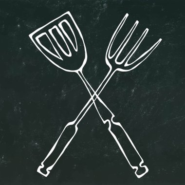 Barbekü veya ızgara araçlar simgesi. Barbekü çatalı Spatula ile geçti. Bir siyah kara tahta arka plan üzerinde izole. Gerçekçi Doodle karikatür tarzı elle çizilmiş kroki vektör çizim.