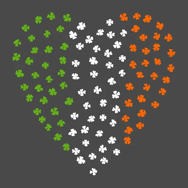 Corazón de tréboles para el Día de San Patricio. Bandera Irlandesa. Bandera de Irlanda hecha de Clover Laef. Fondo gris. Diseño tipográfico del Día de San Patricio. Forma de corazón. Estilo Doodle Savoyar . — Foto de Stock