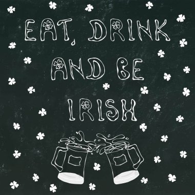 Kara tahta arka plan Eat içki siyah ve İrlandalı yazı olacak. 17 Mart kutlama İrlandalı yoncalar illüstrasyon elle çizilmiş. Savoyar Doodle stili.