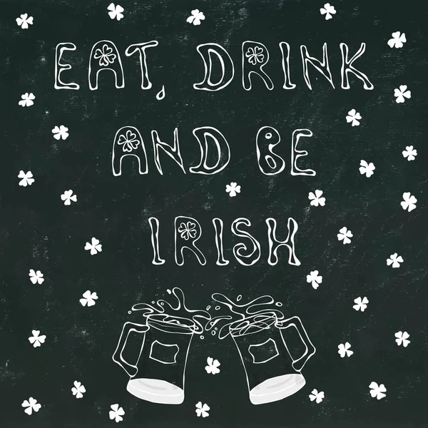 Negro pizarra fondo comer bebida y ser letras irlandesas. 17 de marzo Celebración San Patricio Día Irlandés Ilustración Dibujado a mano. Estilo Doodle Savoyar . —  Fotos de Stock